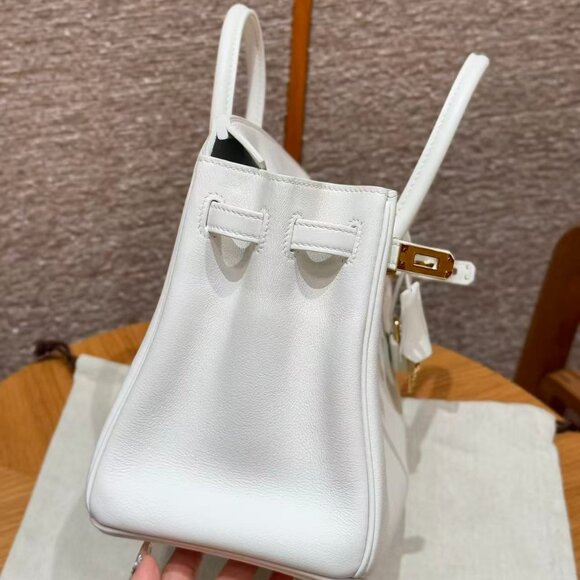 Classic Hermes Bag: A Stylish and Versatile Choice for Elegance - Picture 4 of 6